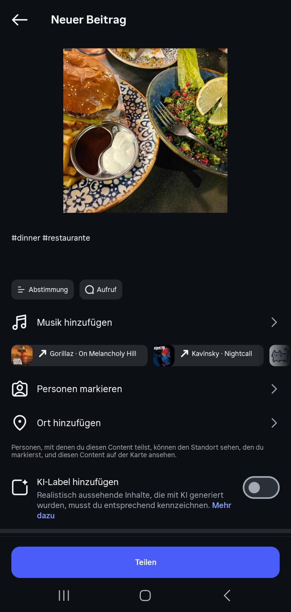 Person bereitet einen Instagram Post auf dem Smartphone vor