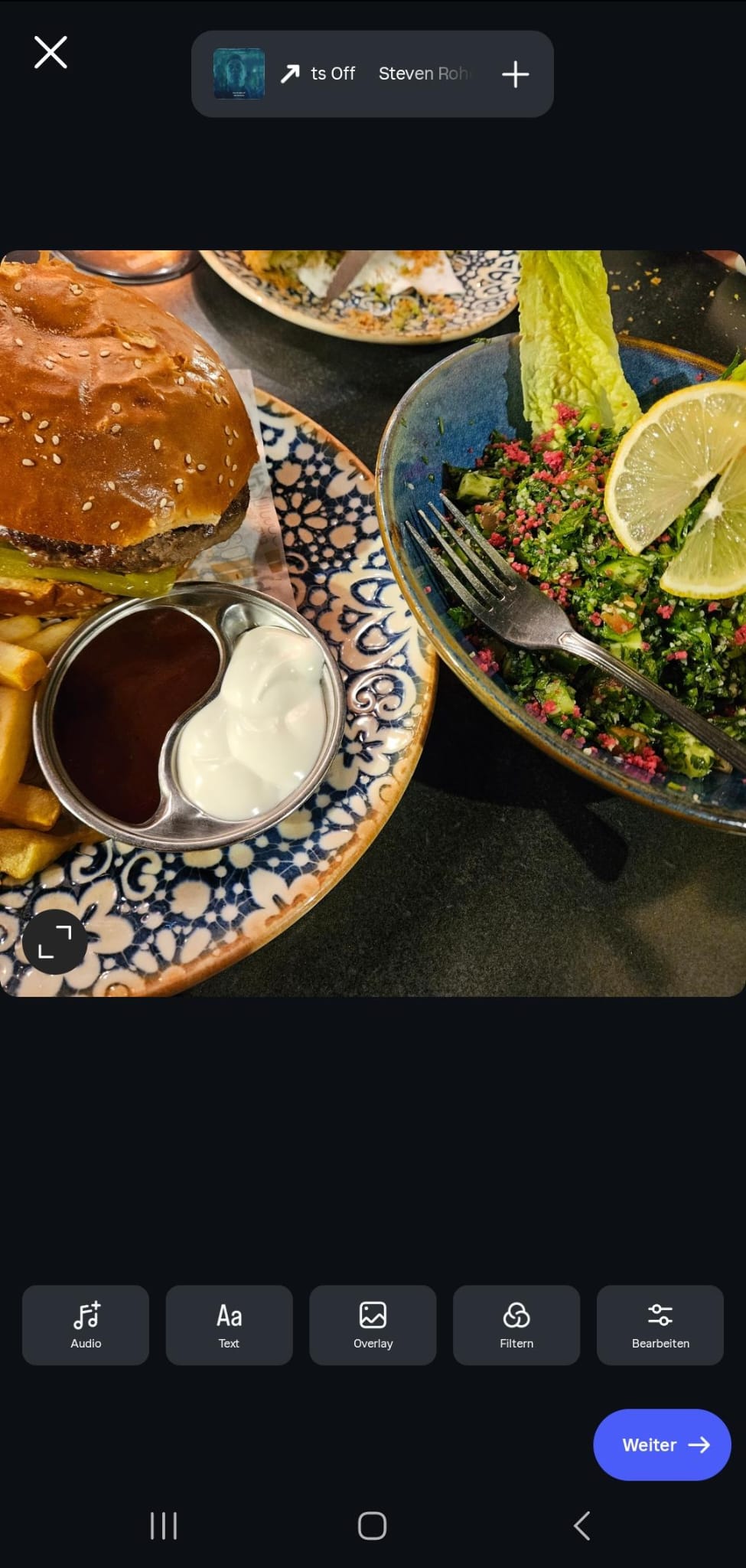 Person bearbeitet einen Handy Post vor dem Veroffentlichen